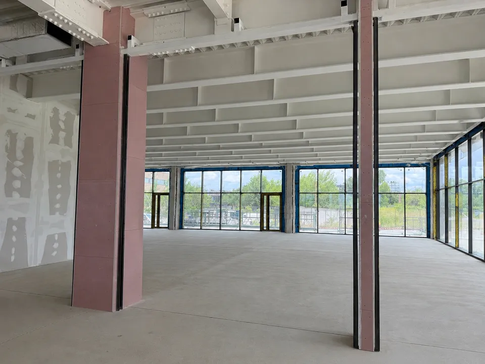 Spațiu comercial cu coloane și ferestre mari, în curs de finisare